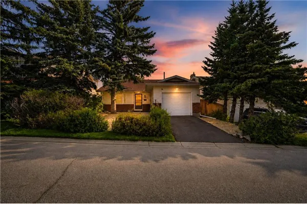 36 Coach Manor Rise SW