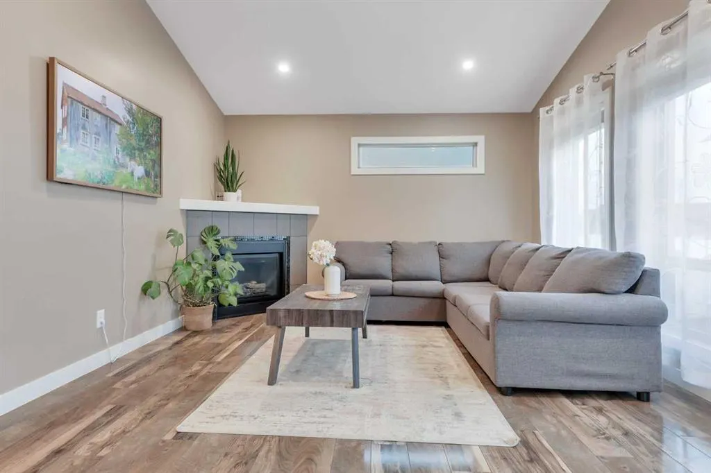 203 Cedar Square
