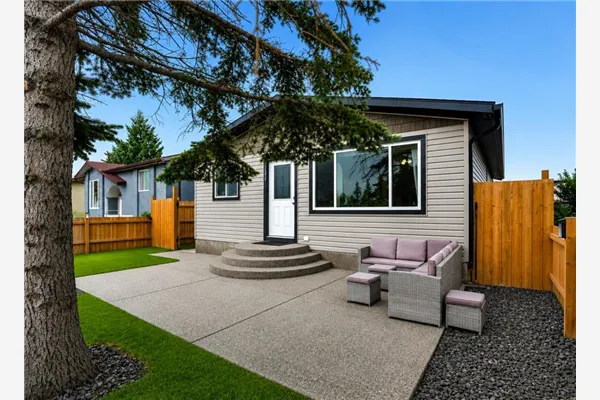 896 Rundlecairn Way NE