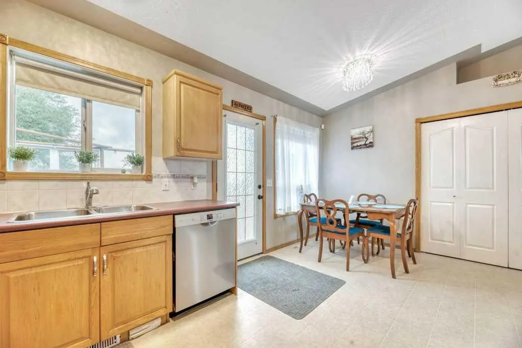1907 Strathcona Terrace