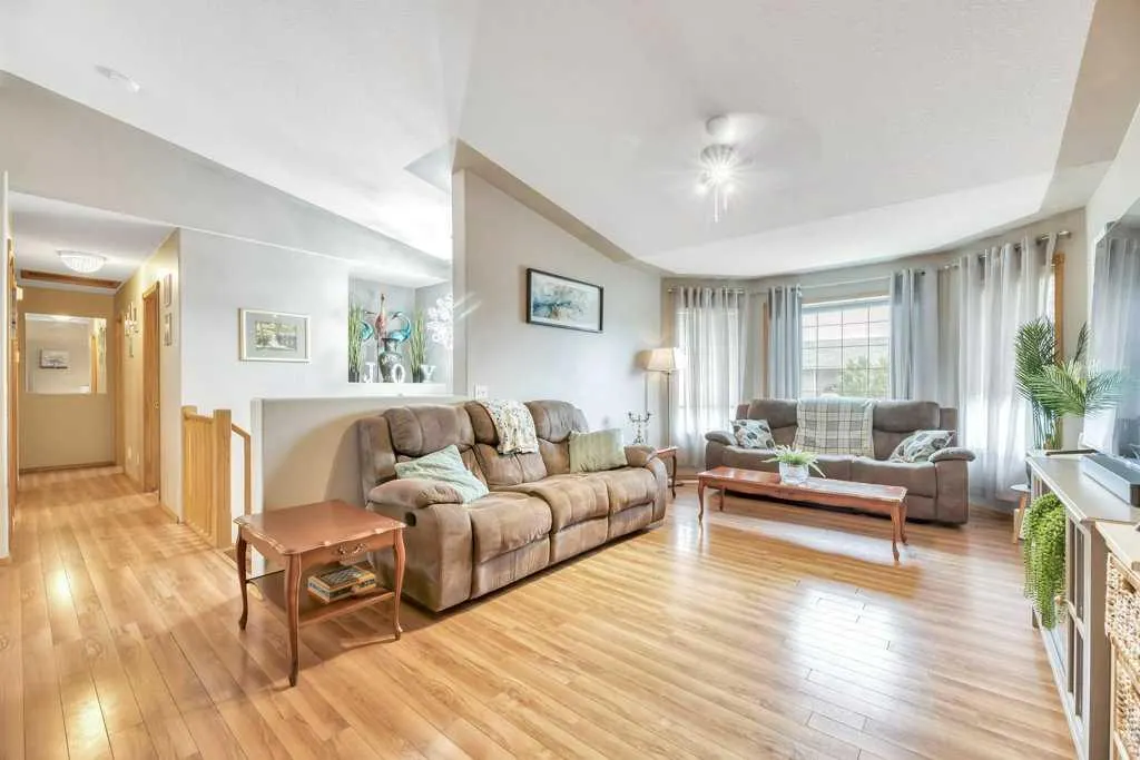1907 Strathcona Terrace