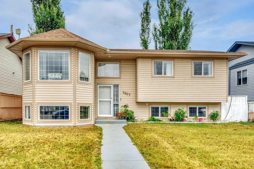 1907 Strathcona Terrace