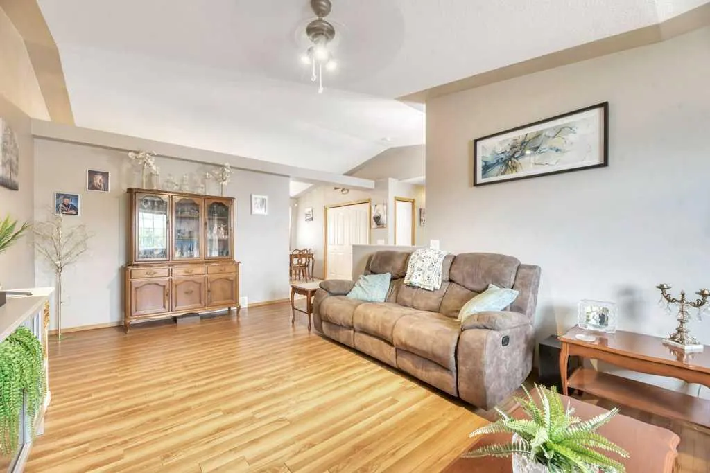 1907 Strathcona Terrace