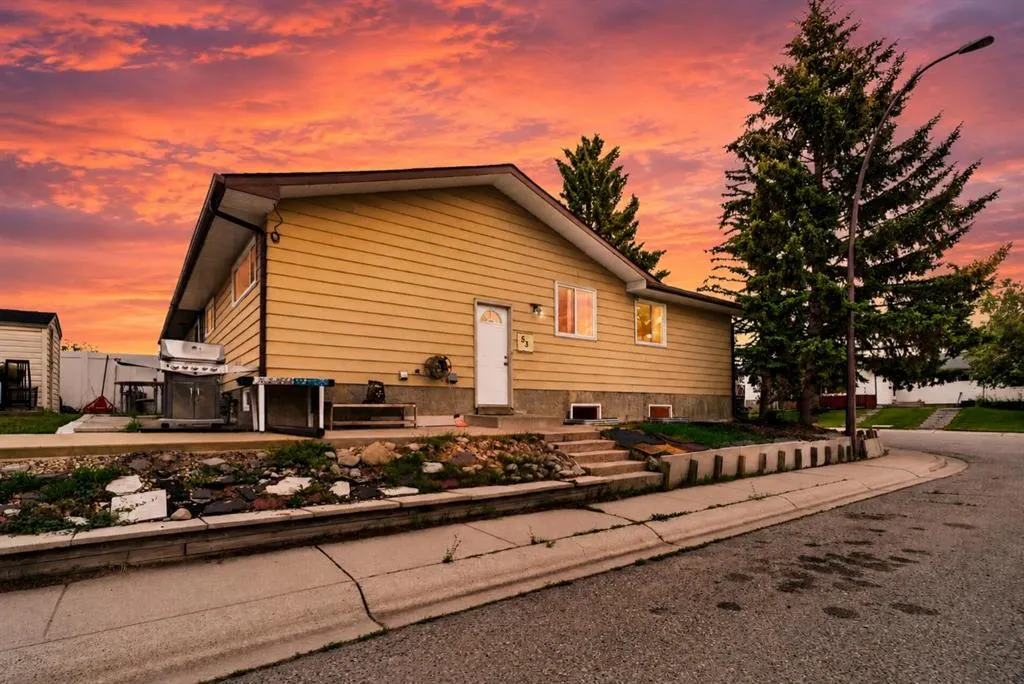 53 Queen Isabella Close SE