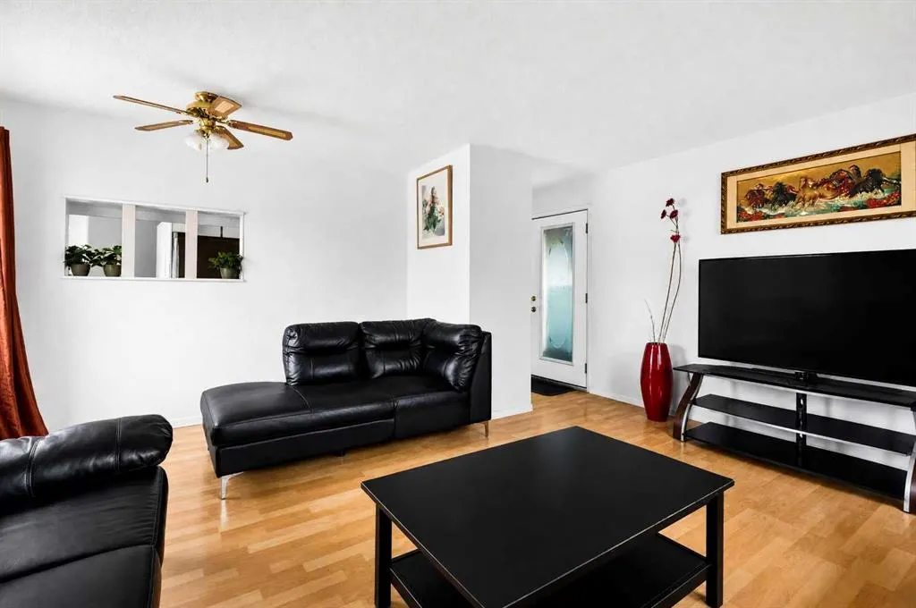 53 Queen Isabella Close SE