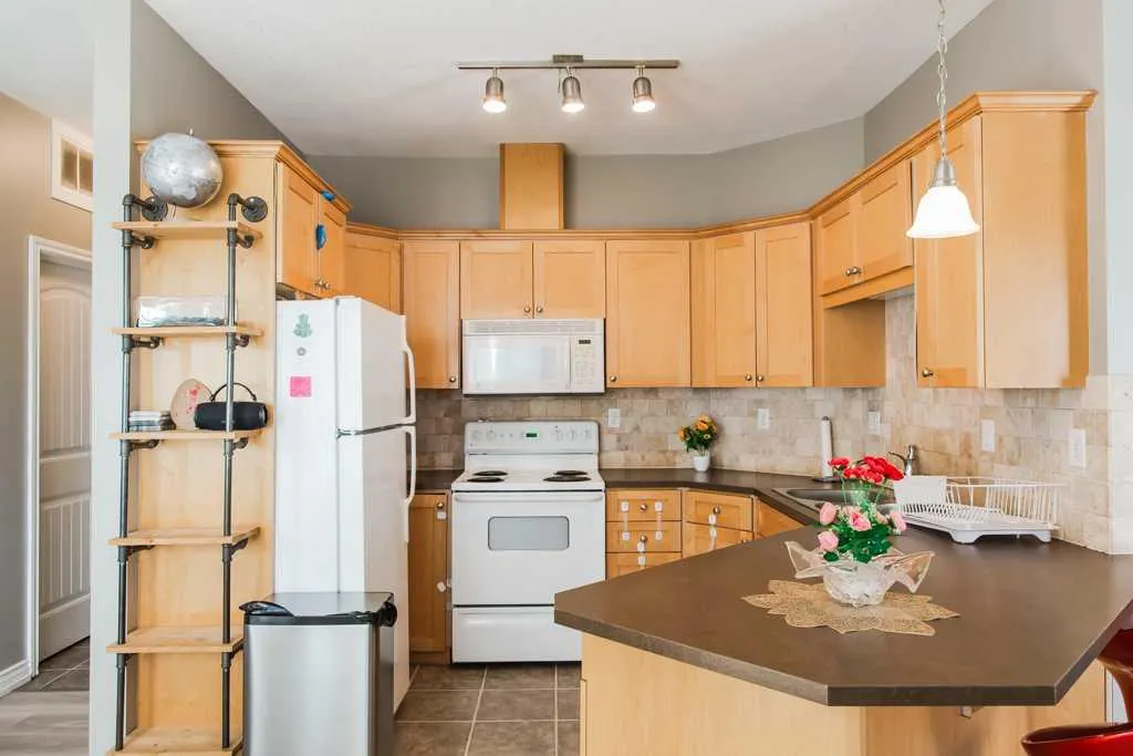 9225 LAKELAND DR #203