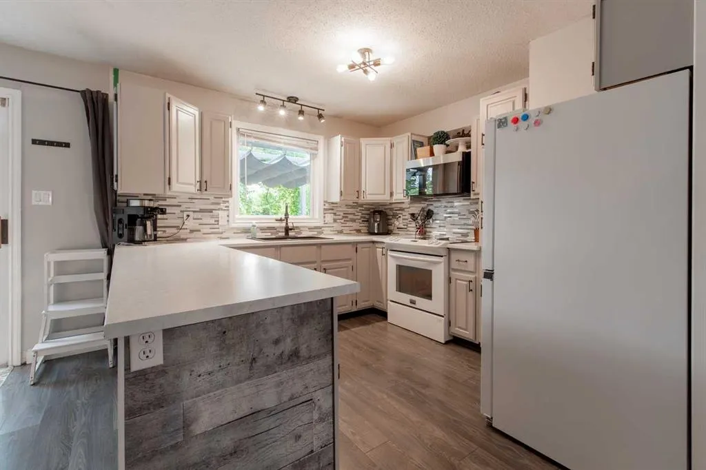 49 Iroquois Crescent W
