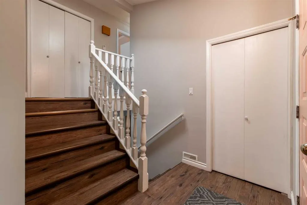 49 Iroquois Crescent W