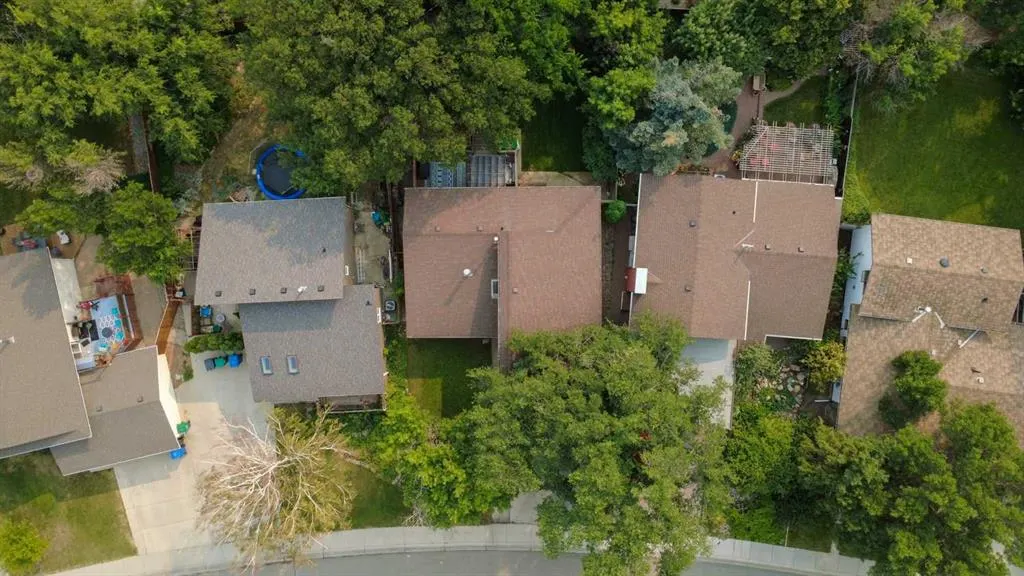 49 Iroquois Crescent W