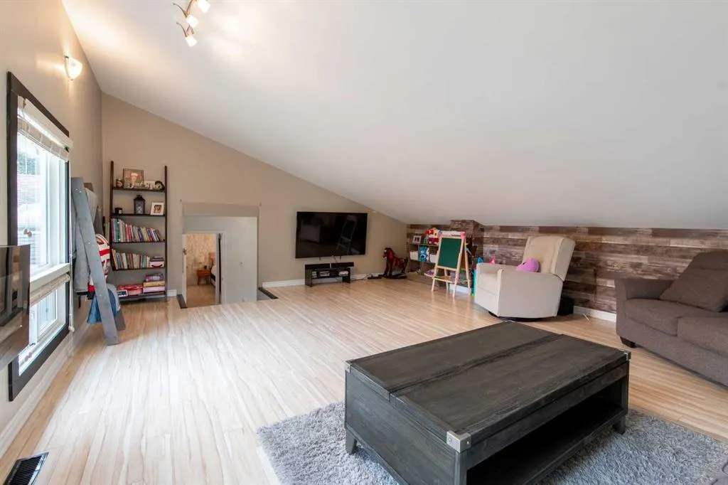 49 Iroquois Crescent W