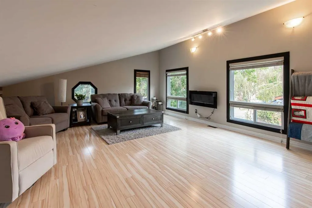 49 Iroquois Crescent W