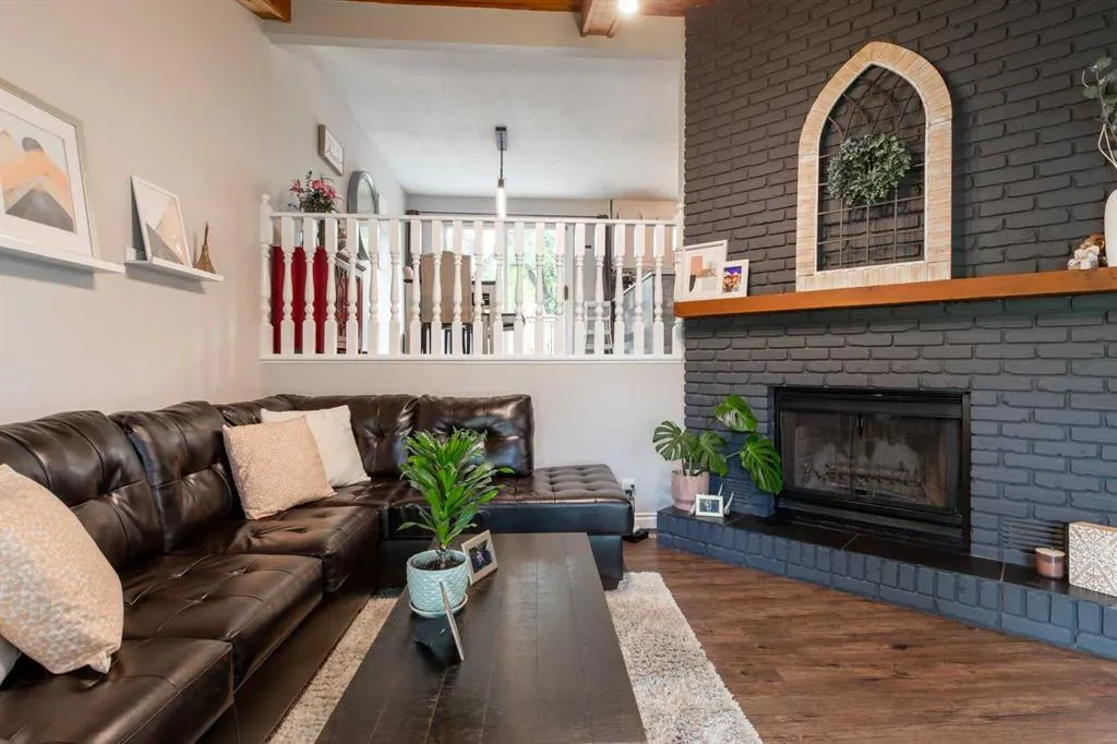 49 Iroquois Crescent W