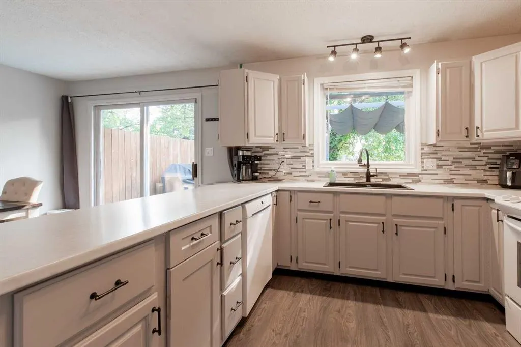 49 Iroquois Crescent W