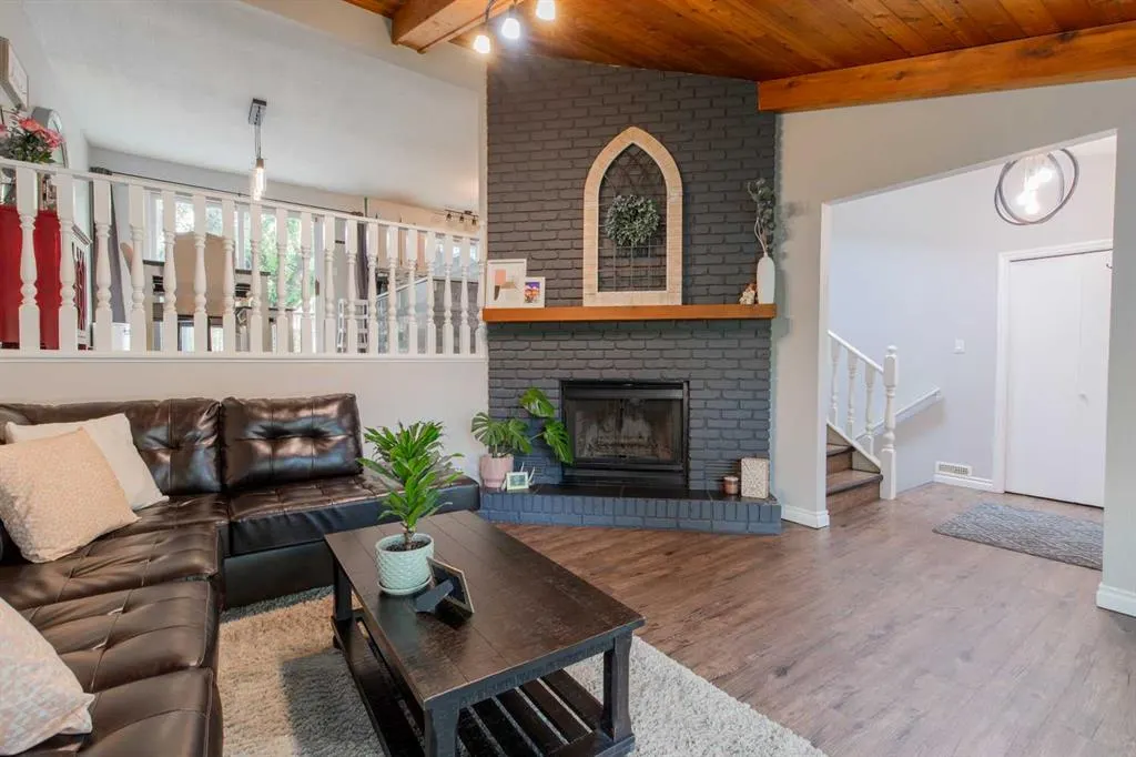 49 Iroquois Crescent W