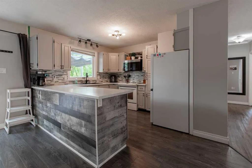 49 Iroquois Crescent W