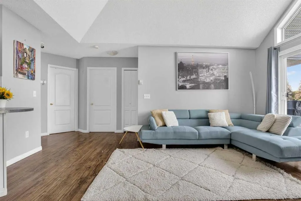 10 Sierra Morena Mews SW #418