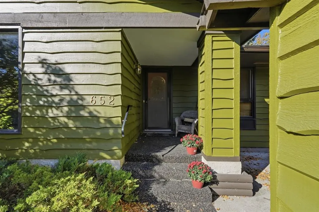 652 Oakwood Place SW