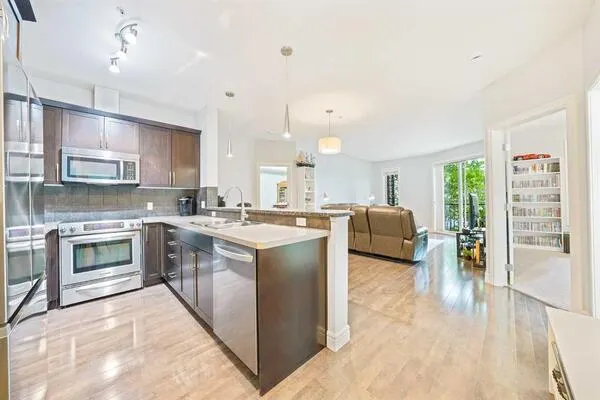 15 Sunset Square