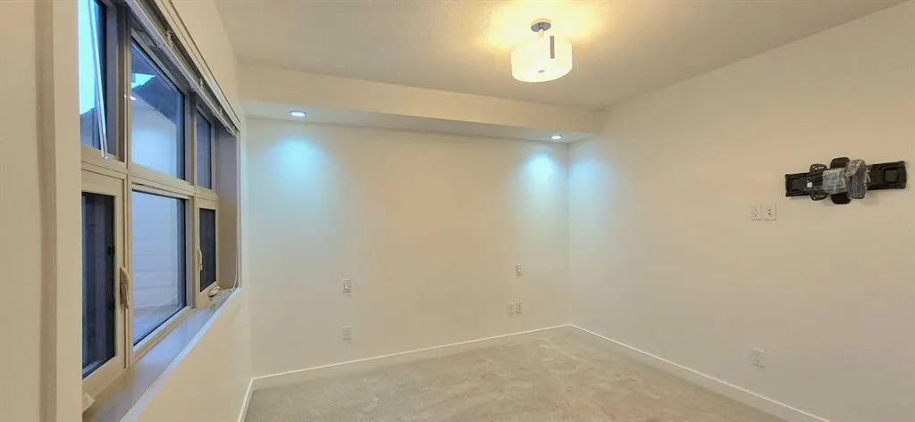 15 ASPENMONT Heights SW #206
