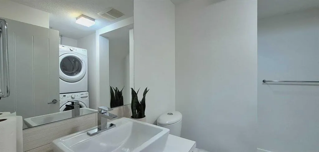 15 ASPENMONT Heights SW #206