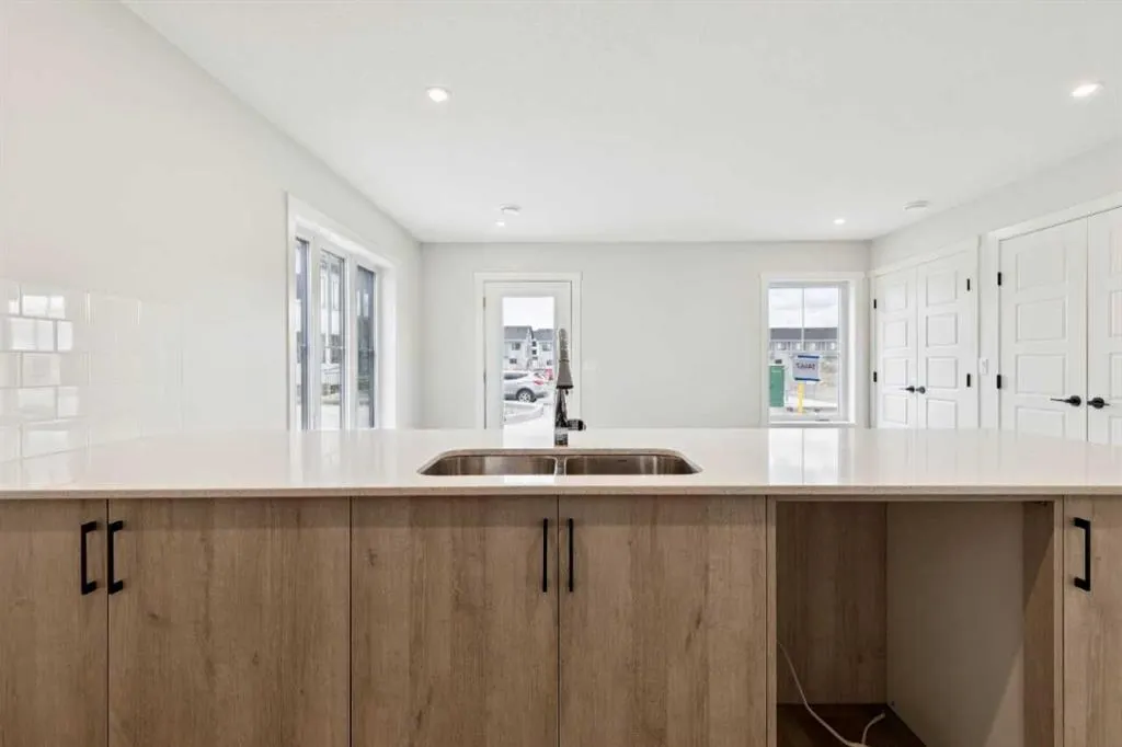 350 Mahogany Parade SE #1201
