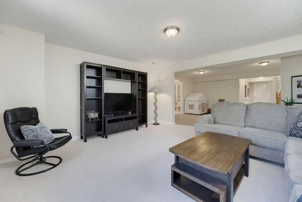 111 Invermere Close