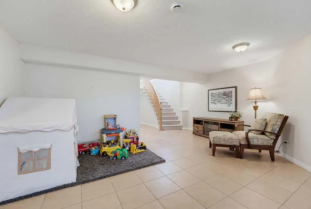 111 Invermere Close