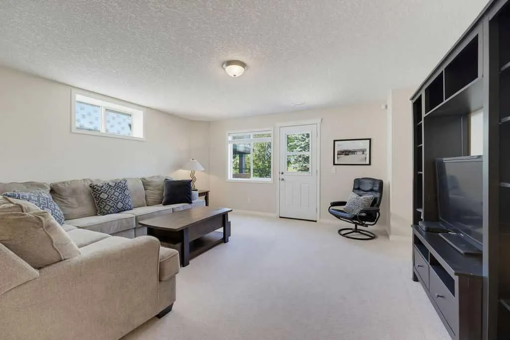 111 Invermere Close