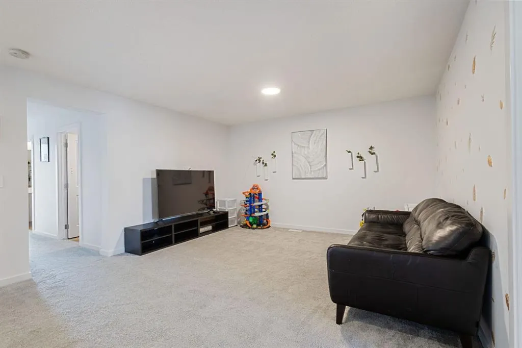 147 Royston Rise NW