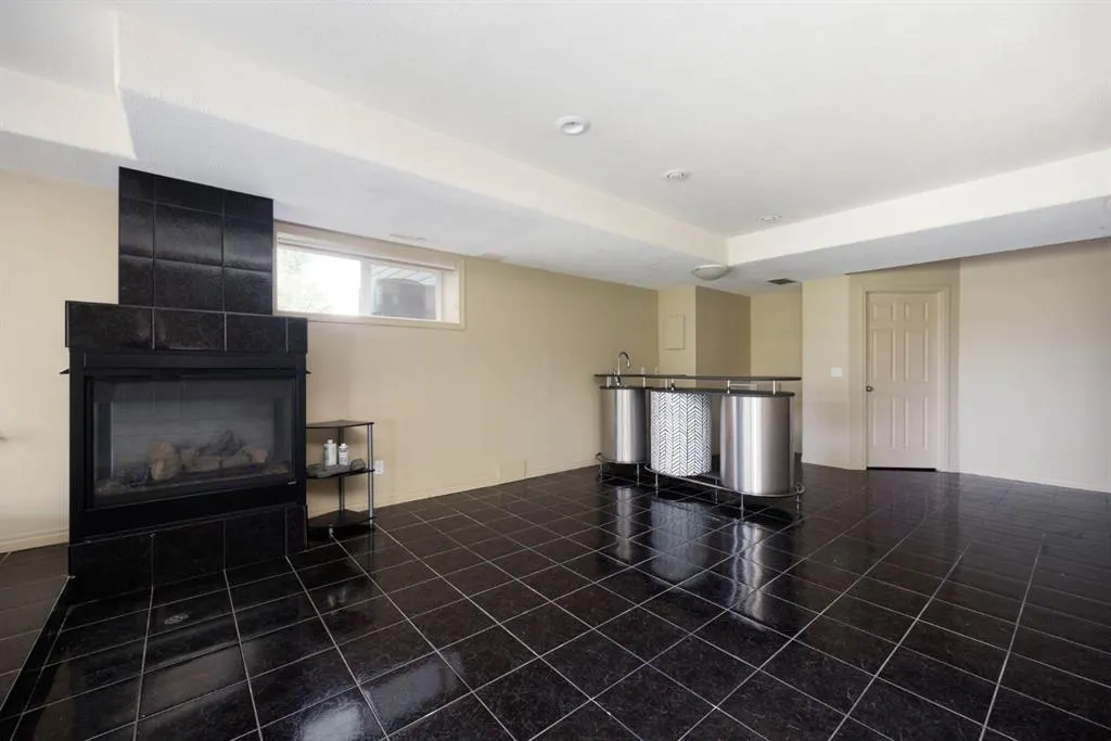 110 Lindstrom Bay