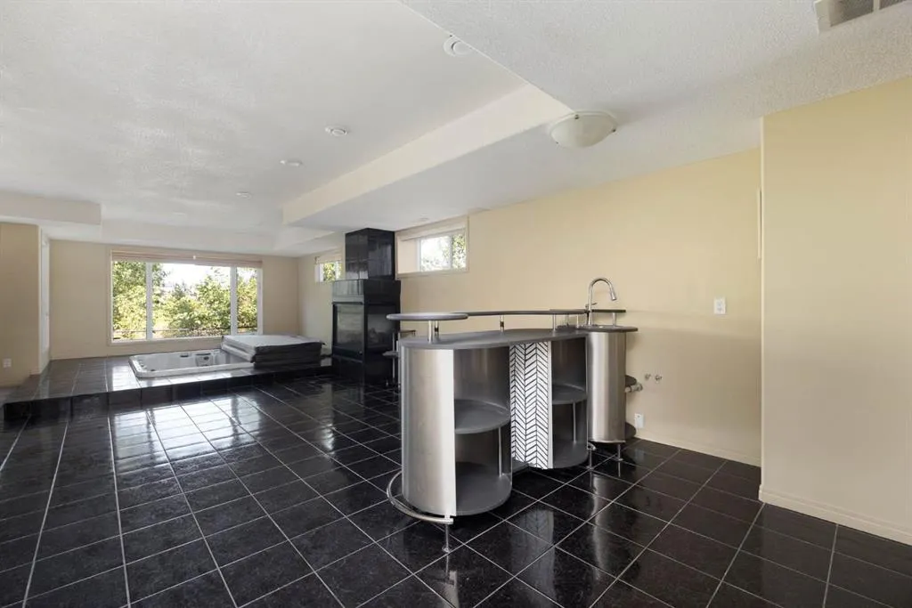110 Lindstrom Bay