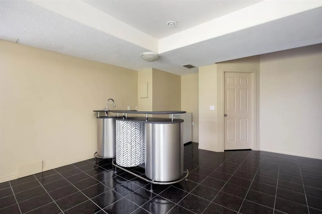 110 Lindstrom Bay