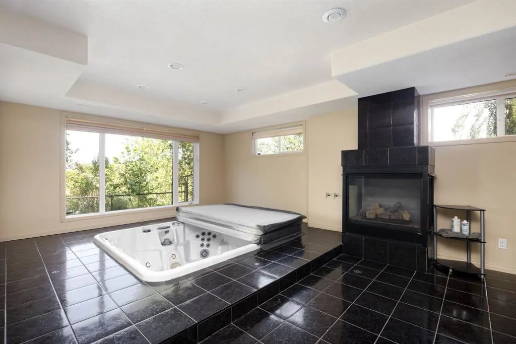 110 Lindstrom Bay