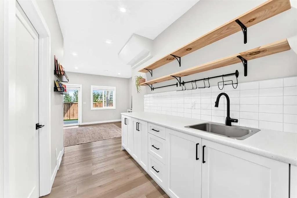 449 West Lakeview Drive