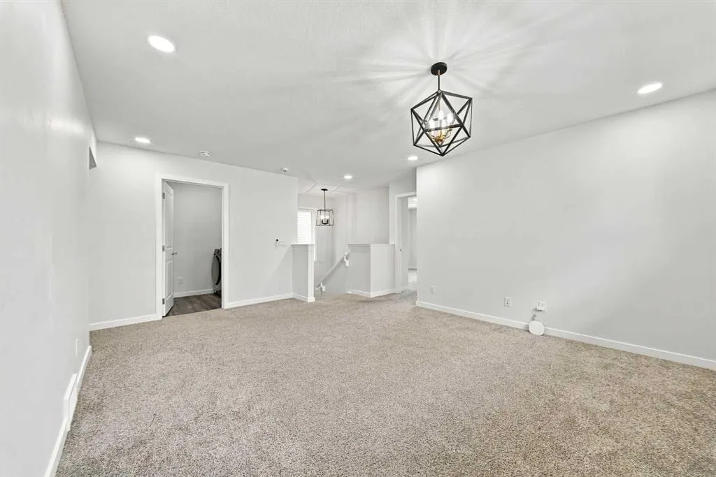 223 Savanna Way NE