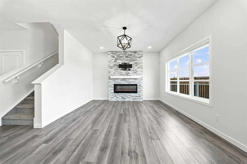 223 Savanna Way NE