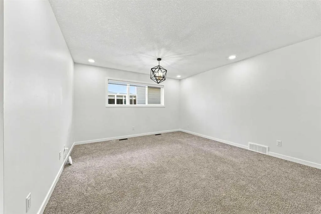 223 Savanna Way NE