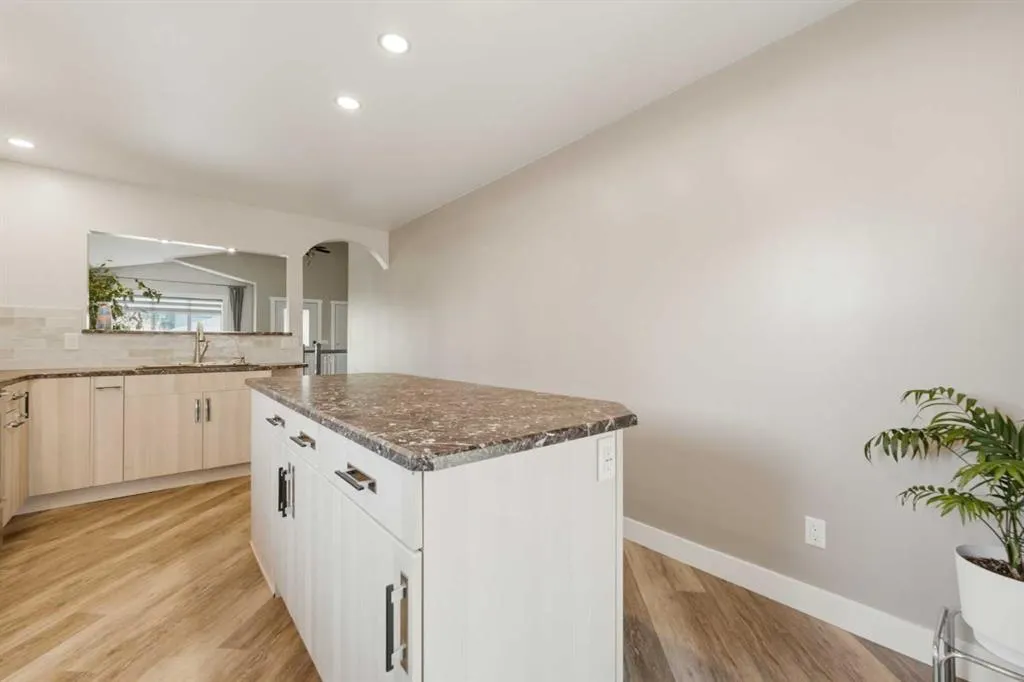 206 Highwood Village Place NW