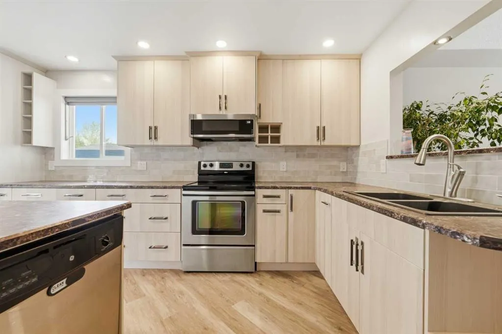206 Highwood Village Place NW