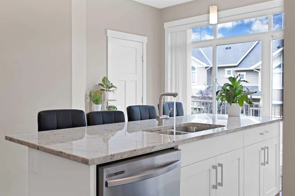 563 EVANSTON Manor NW