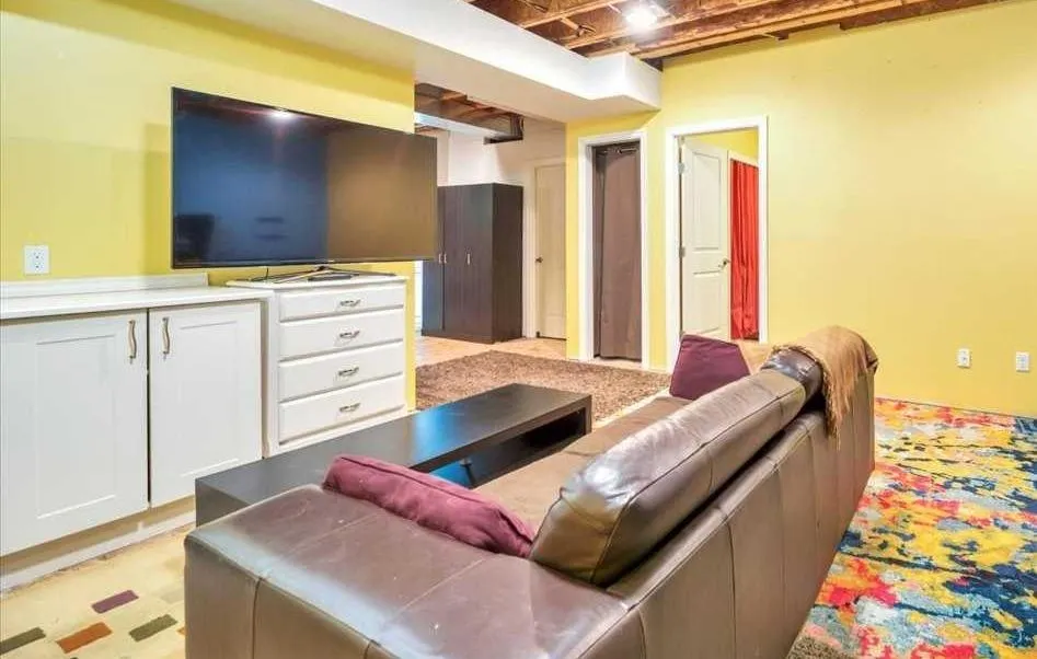 8 Sunset Square