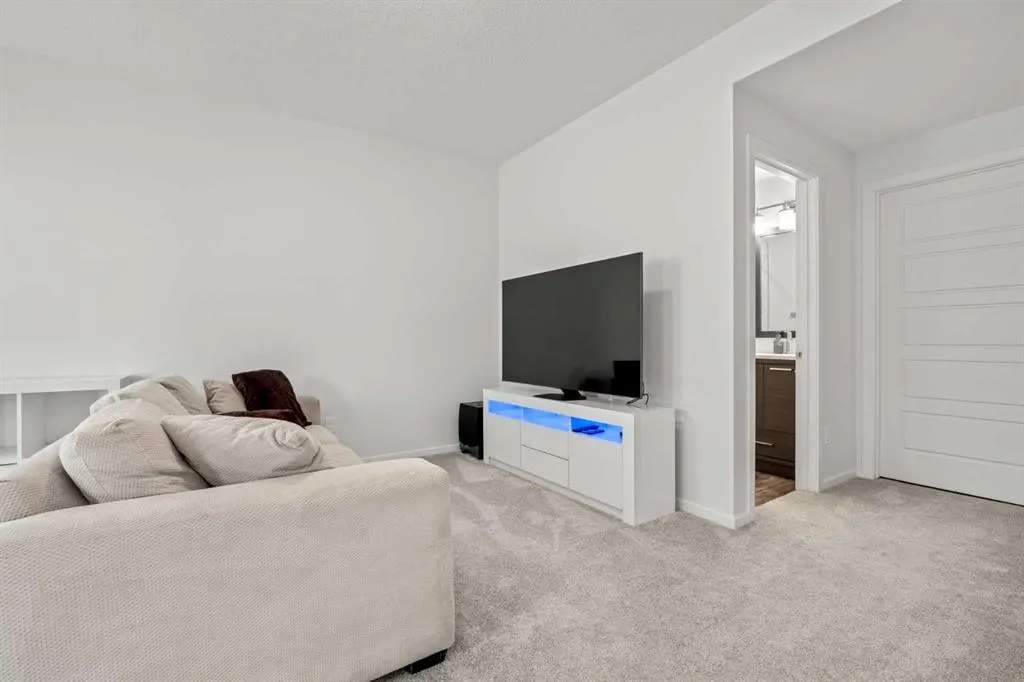 75 Evanscrest Common NW #108