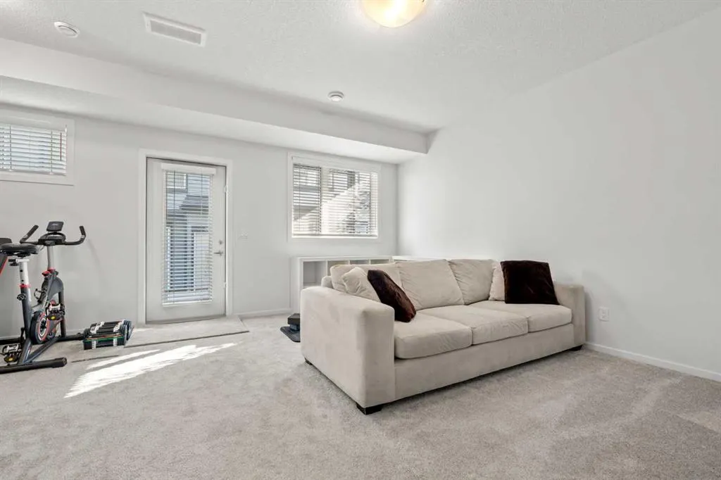 75 Evanscrest Common NW #108