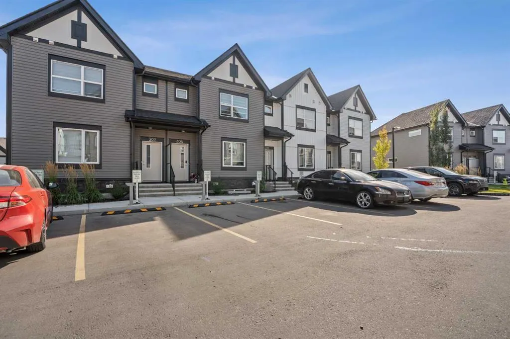 75 Evanscrest Common NW #108
