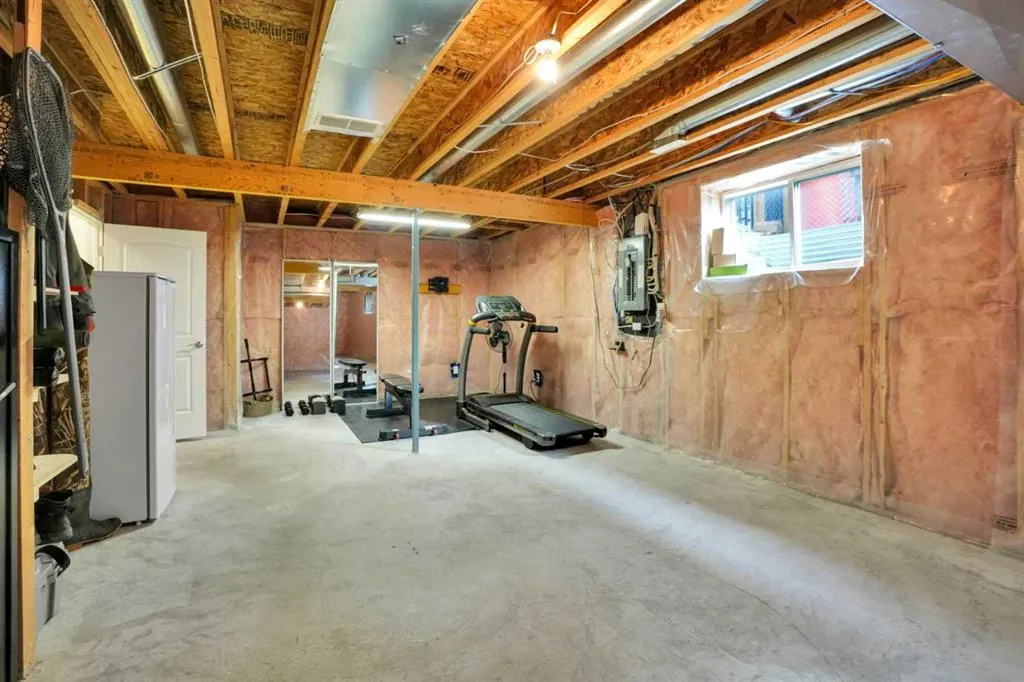 112 Aspen Creek Crescent