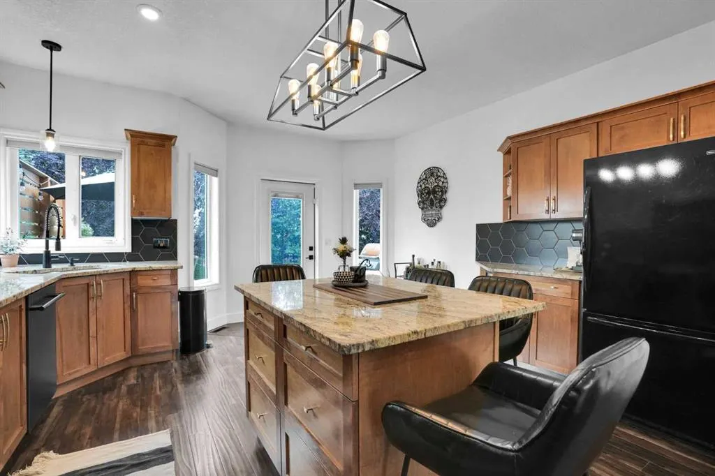 112 Aspen Creek Crescent
