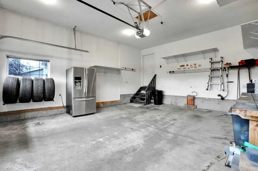 112 Aspen Creek Crescent