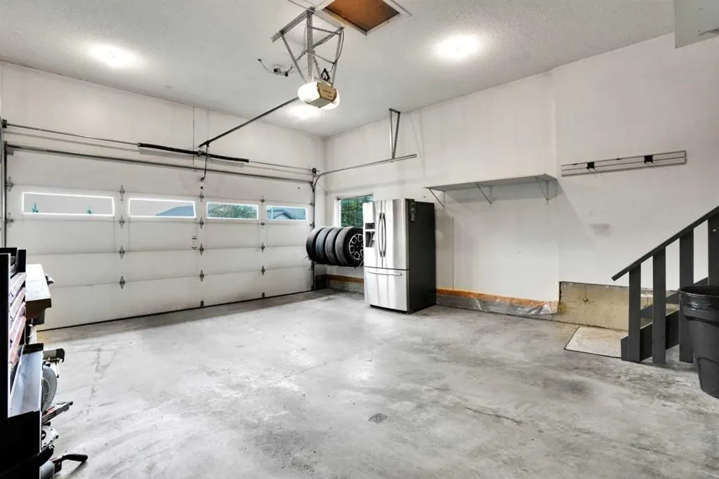 112 Aspen Creek Crescent