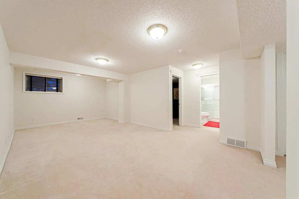 10 Varsity Estates Park NW
