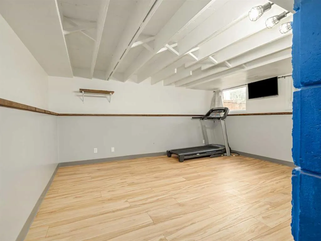 46 Laval Court W